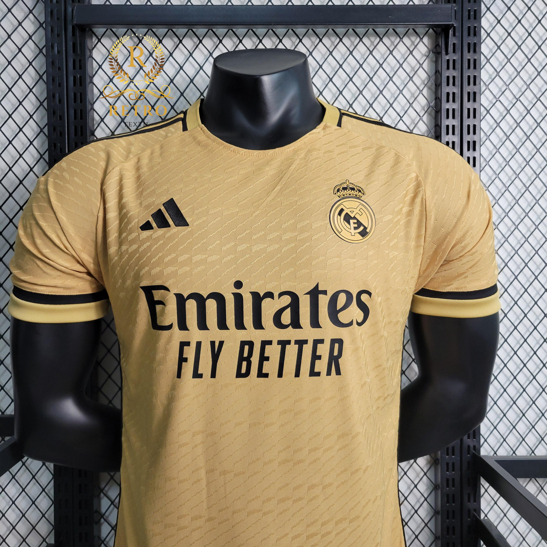 Así es la nueva camiseta del Real Madrid: vuelve al dorado y a los colores  históricos